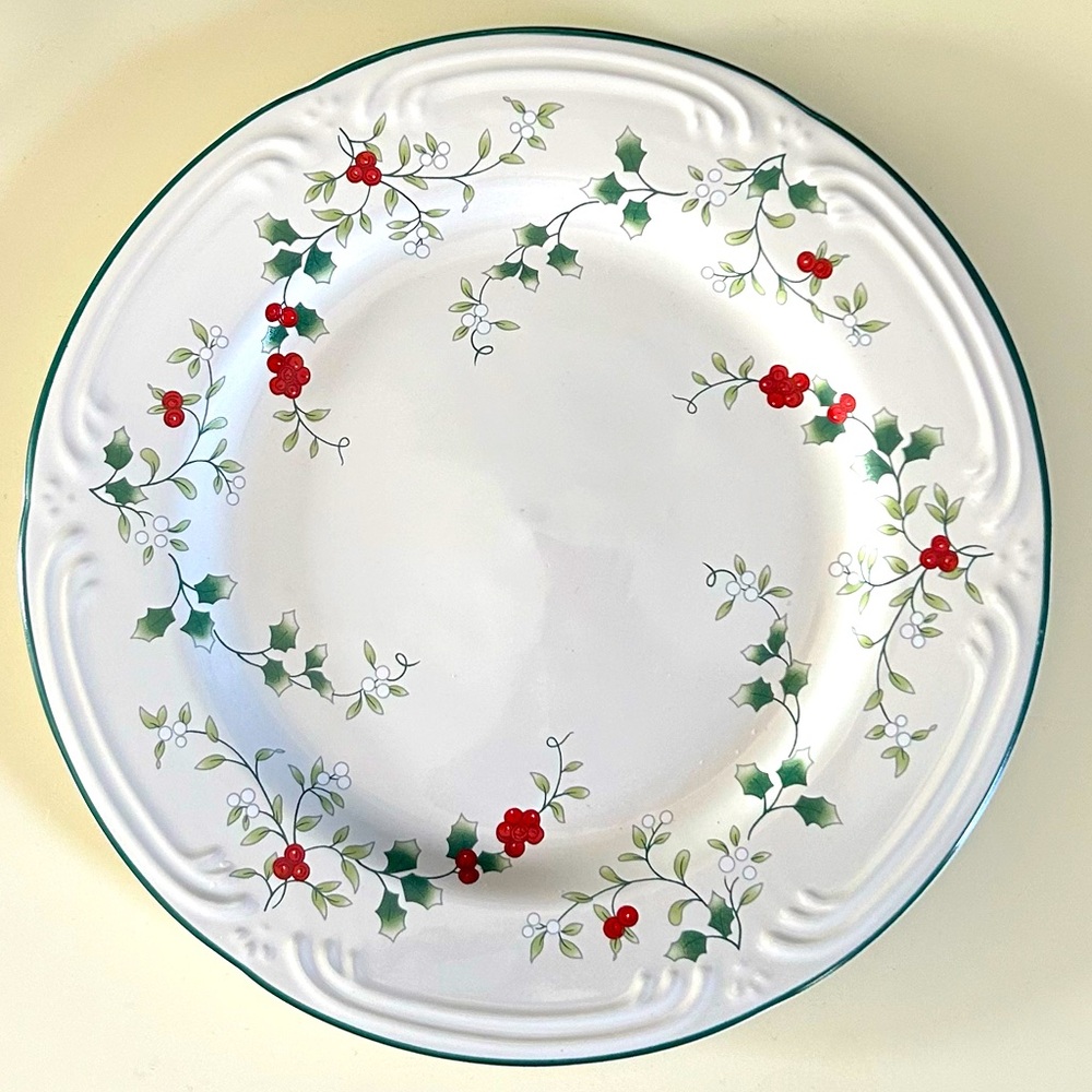 Winterberry Set of 4 Dinner Plates - Picture 3 of 4
